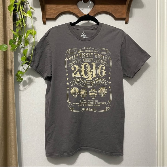 Walt Disney World Resort 2016 T-Shirt Cotton Gray Womens Medium M - Picture 2 of 7